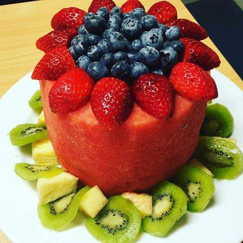 99rajz's tweet photo. Fruits Castil #watermelon #blueberry #kiwi #strawberry #pineapple at #greyhouse with sister @Yunita_Yanti99 &amp; #azwa https://t.co/MpoU4potph