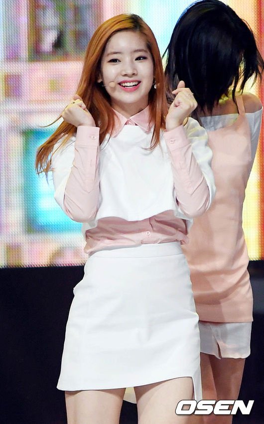 MELTEUNMI's tweet photo. + tangannya di samping pipinya, menandakan gadis itu malu.

[ https://t.co/whKCci48vI ]

"Molla molla molla molla~"

[ No no no no no~ +
