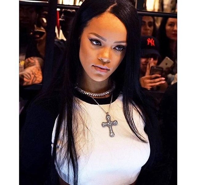 PERFCTCRLME's tweet photo. RT TO VOTE 

@rihanna Favorite Female Artist pop/rock #amas https://t.co/chV1zMN7mV