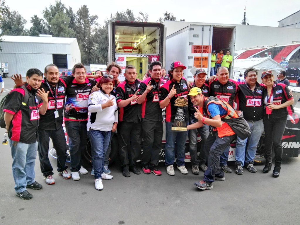 pasionvelocidad's tweet photo. El equipo @EscuderiaTame con su piloto @DragonGonzalezR y sus 4 victorias consecutivas en la #V8Challenge https://t.co/Tn7BgrE5wt