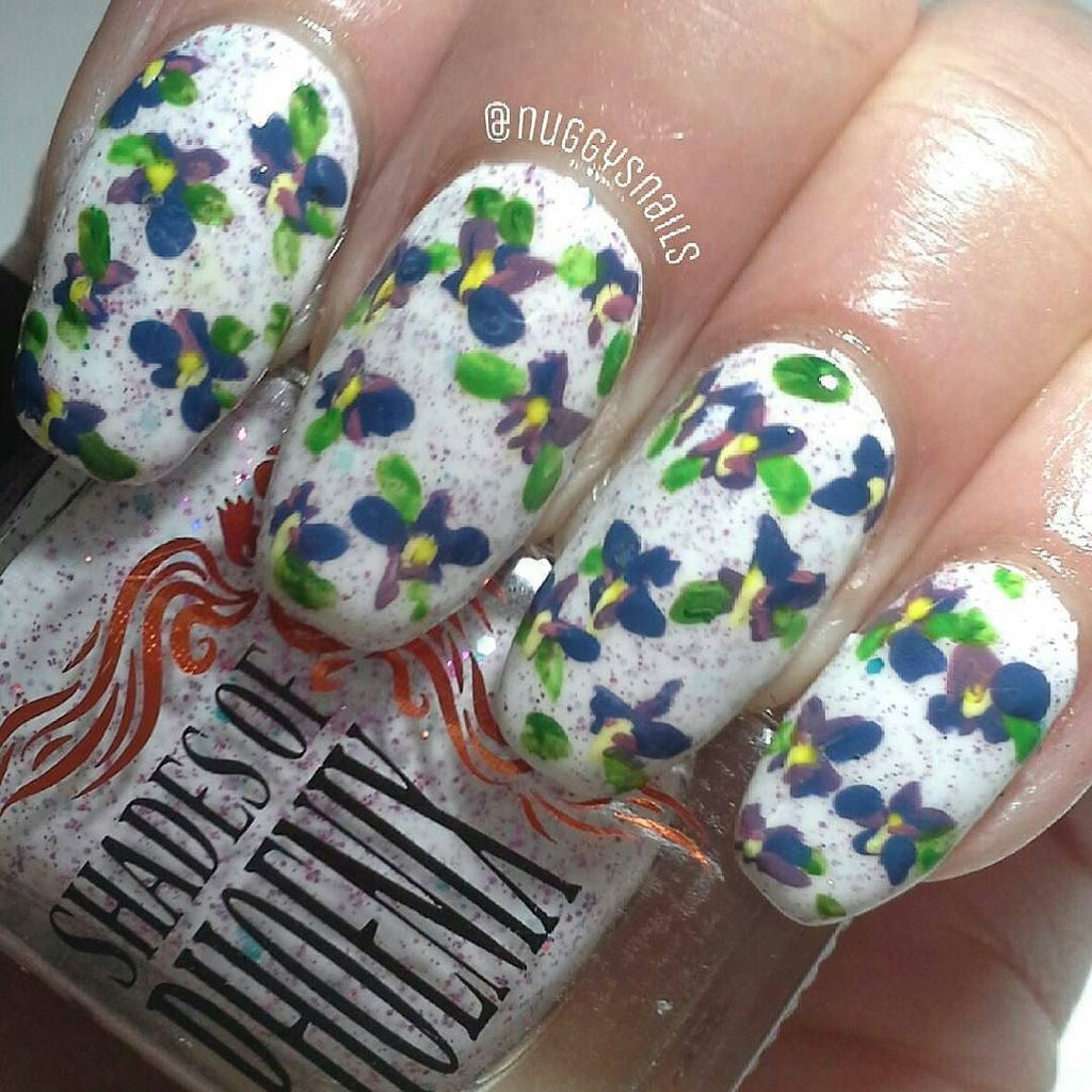 Shades_Phoenix's tweet photo. repost from @nuggysnails
Freehand painted violets over a base of one of the new @shadesofphoenix polishes, 'Strings… https://t.co/oxYEaFYUqn
