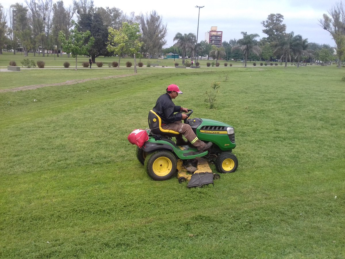 PlazasParques's tweet photo. El pasto no cesa y nosotros tampoco.. @JulioGarro @MartinezAyerra https://t.co/k5zhKxzzmA