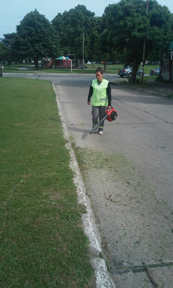 PlazasParques's tweet photo. El pasto no cesa y nosotros tampoco.. @JulioGarro @MartinezAyerra https://t.co/k5zhKxzzmA