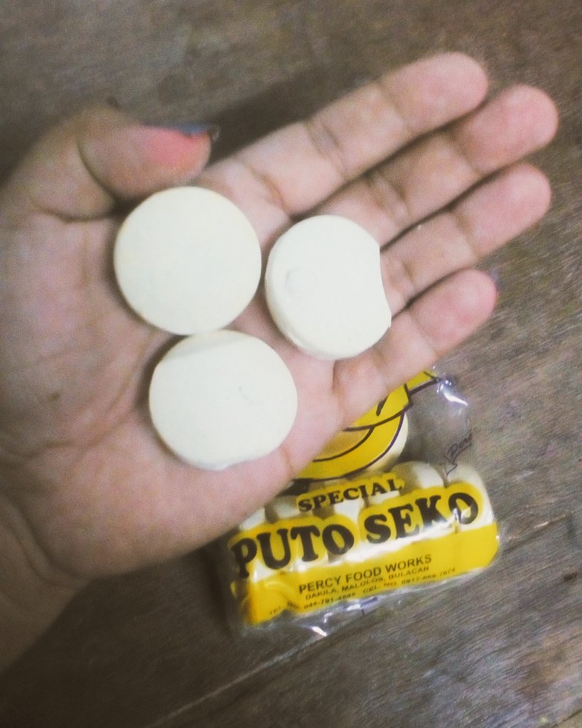 JunioJhaja's tweet photo. Dad bought my favorite while im at their house.
#putoseko #OnlyInThePhilippines #filipinofood #foodie https://t.co/UY0gXq8ffN