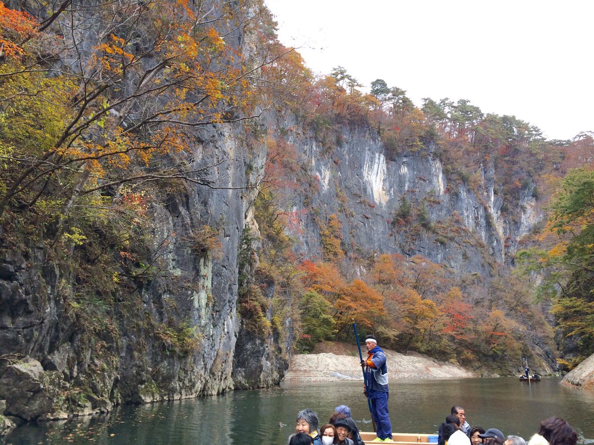 猊鼻渓 こんにちは 今日の猊鼻渓は曇り予想最高気温は12 です この後で夕方からは雨予報です 紅葉 は見頃を過ぎましたが赤いのが残っていて綺麗です 今の猊鼻渓の様子ですよ ｏ