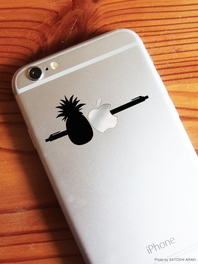 Ppap Iphoneのリンゴマークが ペンパイナッポーアッポーペン に大変身 ジオラマ職人が作った Ppapステッカー がセンスよすぎ Pouch ポーチ