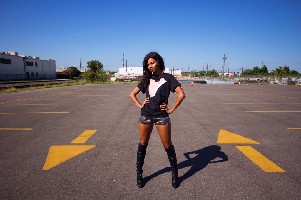 VRVIBES's tweet photo. V Logo Tee || model : tammariee || 📸 by @__suru___ || #fashionblogger || #fashionweek || #Supreme || #Houstonfashion || #womenswear || #dope https://t.co/rVaRpmxuBc