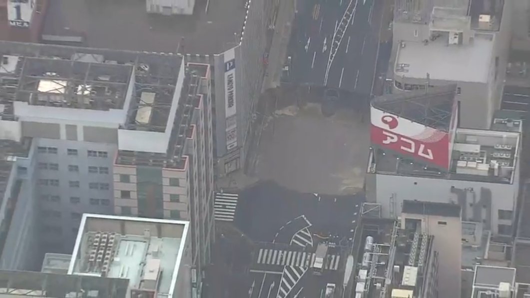 livecam_db's tweet image. JR博多駅前道路陥没ライブカメラ(福岡県福岡市博多区)　livecam.asia/fukuoka/fukuok…　#JR博多駅前 #博多駅前 #道路陥没 #博多の陥没 #地下鉄の工事中 #原因不明