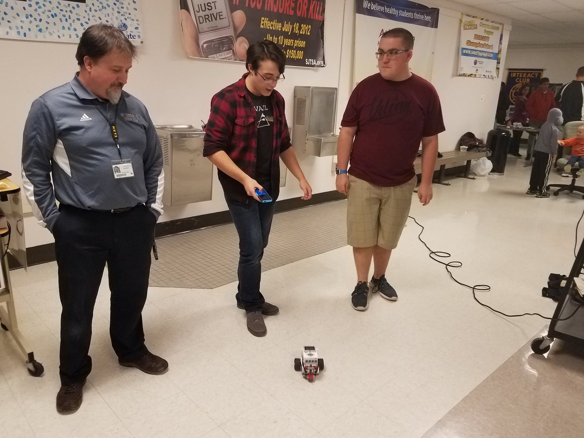 carmelitagraham's tweet photo. #ehtcte sharing with 8th grade parents and students about the CTE programs at EHT high school @EHTFBLA @EHTHS_FCCLA https://t.co/Ii3O8WXUu4