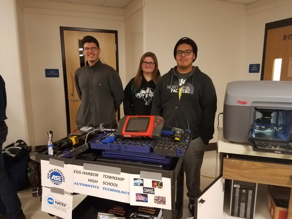 carmelitagraham's tweet photo. #ehtcte sharing with 8th grade parents and students about the CTE programs at EHT high school @EHTFBLA @EHTHS_FCCLA https://t.co/Ii3O8WXUu4