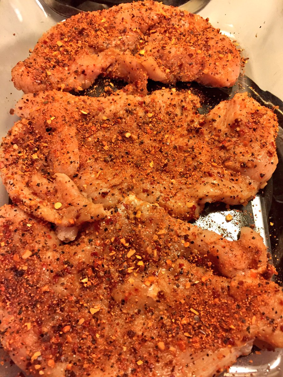 StephaneeMalan's tweet photo. Trying my hand at less #salt in my #diet & I had to hit my #turkeycutlets with that @mrsdash #spicy & last min #mealprep too 😬🙃 https://t.co/ExEbaeqkrr