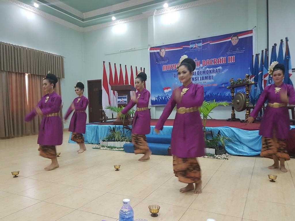 andi_timo's tweet photo. Selamat pagi tweeps,tarian kembang goyang dr jambi mengawali hari#kerjapartaiPD https://t.co/y28BHH1Xli