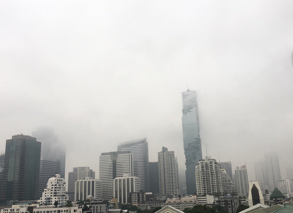 doctarmX's tweet photo. กรุงเทพเมื่อเช้านี้ มีความ Silent hill https://t.co/i2G9Zlo8Jg