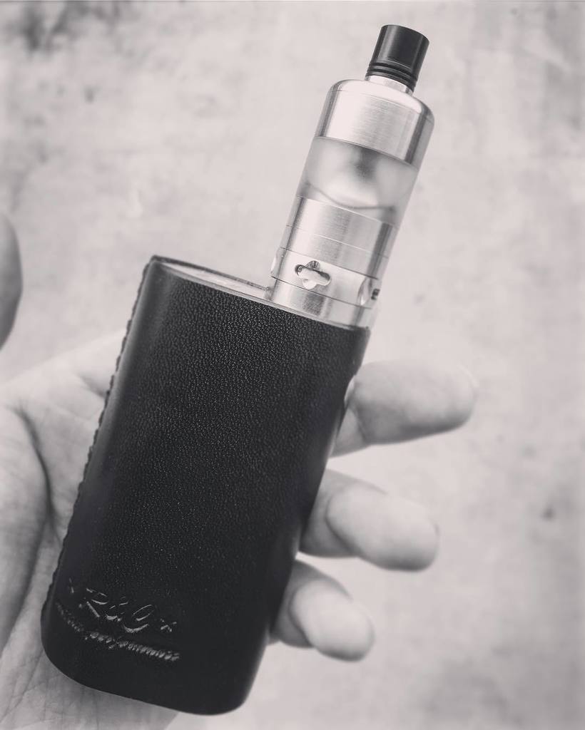 MedamaNoOyajiJP's tweet photo. GRAMのkuroiroDTはRad customsの黒Skinとよく合う
.
.
#kuroirodt #gramdriptips #radcustoms #rose3 #vap… https://t.co/JGKx2KhnuX https://t.co/yo24Qk69jQ