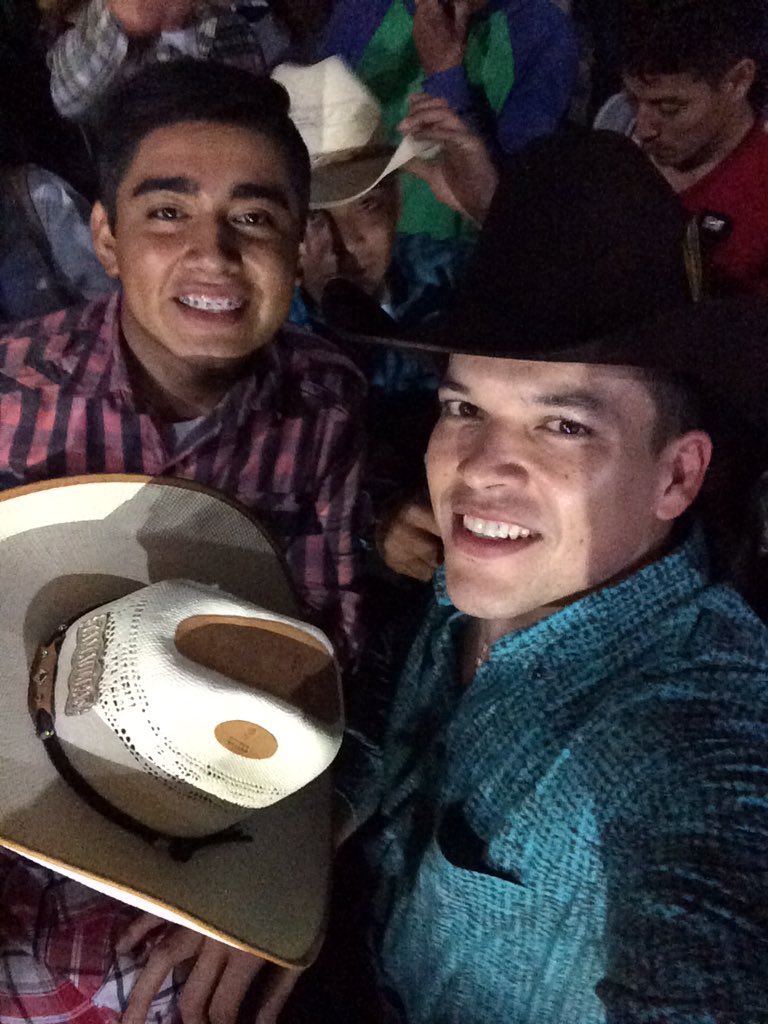 riky_aldair's tweet photo. Con el Penco Leandro Rios Viejo! 🐴😎 @LeandroRiosMx https://t.co/jNUhU9PTOw