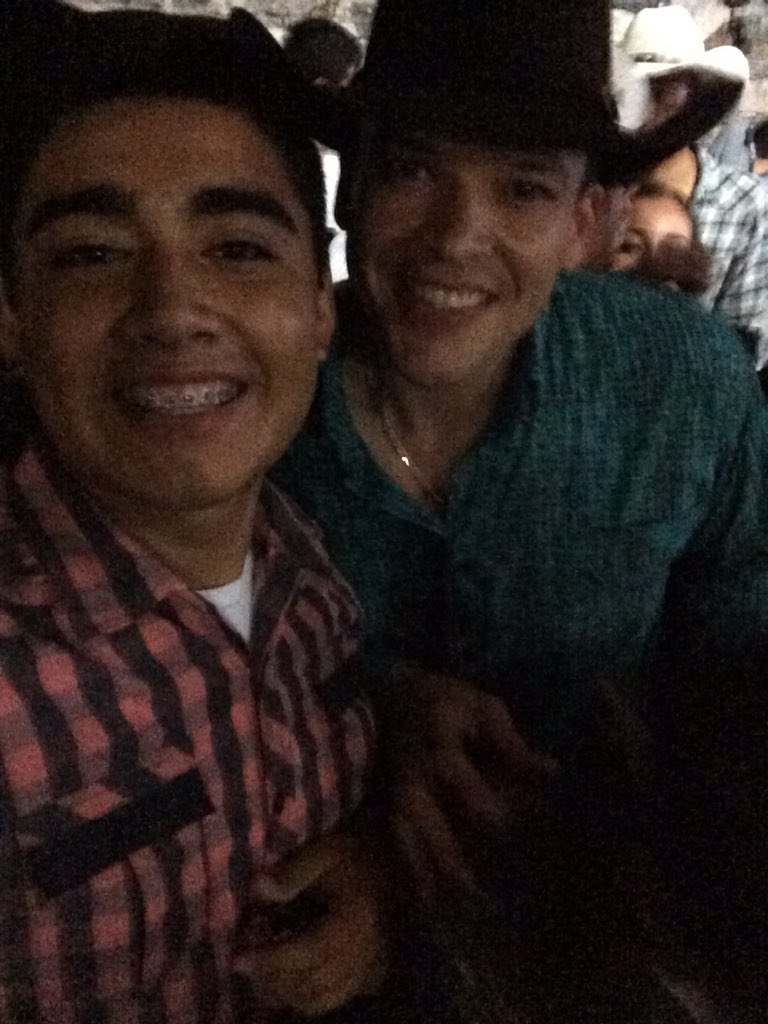 riky_aldair's tweet photo. Con el Penco Leandro Rios Viejo! 🐴😎 @LeandroRiosMx https://t.co/jNUhU9PTOw