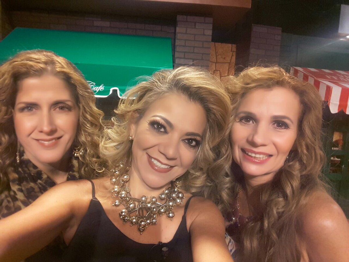 4DivasCafe's tweet photo. ¡Comenzamos! #EnVivo por Telesur @ivonneazar  @ElviradelaPena y @claudiaCastellot https://t.co/UlSFsUNAfl