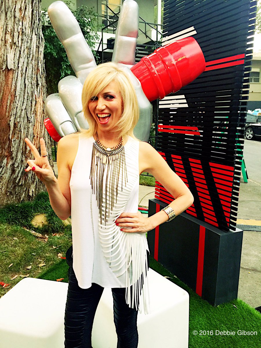 DebbieGibson's tweet photo. Such a fun time @NBCTheVoice ! ✌️️ #TheVoice https://t.co/ySPWXXIK47