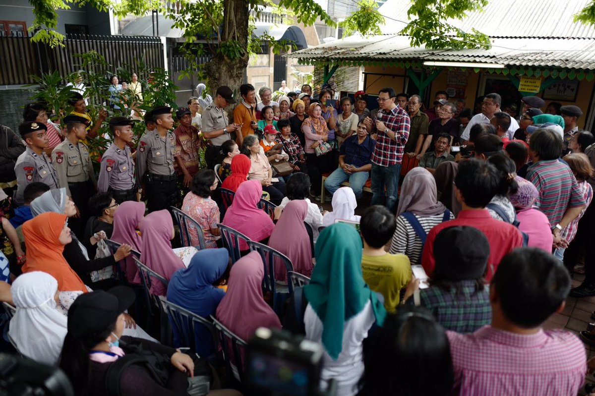 GunRomli's tweet photo. Ahok blusukan di Petojo, keakraban dgn warga ✌ https://t.co/YEjy2aYh5m
