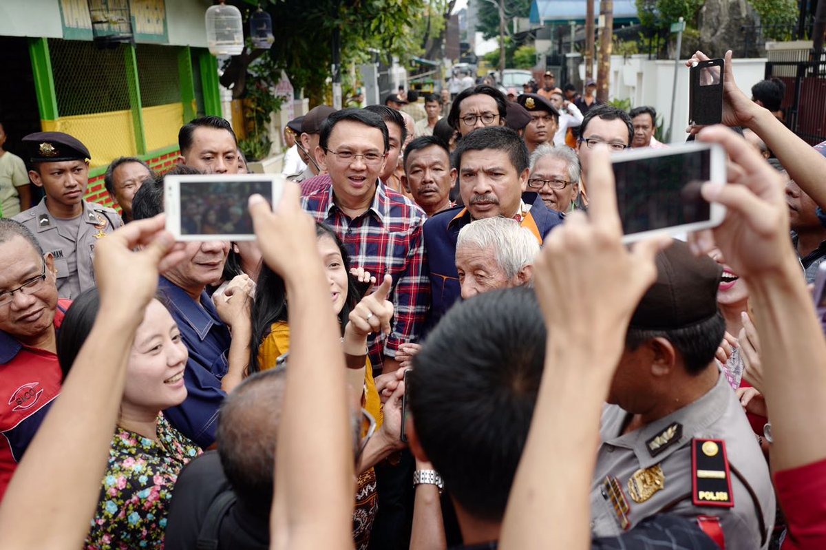 GunRomli's tweet photo. Ahok blusukan di Petojo, keakraban dgn warga ✌ https://t.co/YEjy2aYh5m
