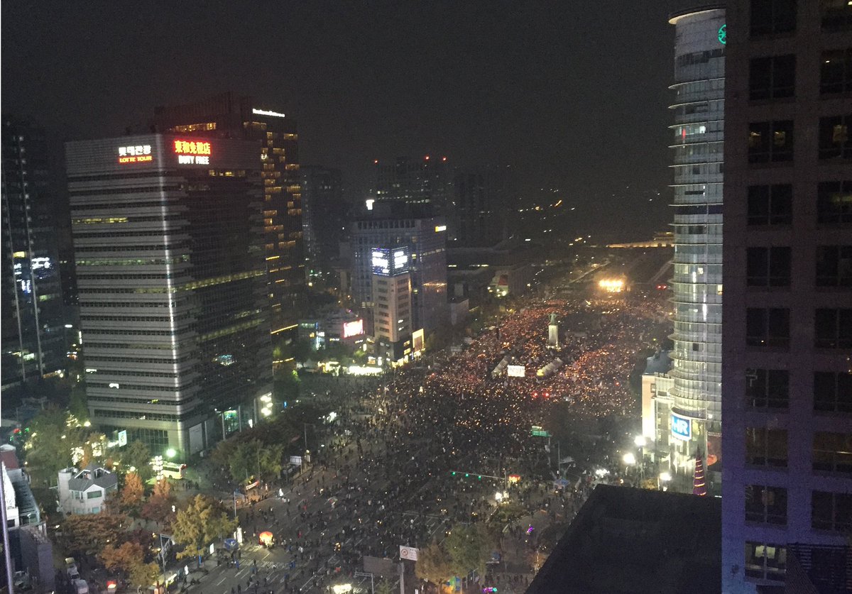 <기자의 눈>광화문 광장 시위에 참가했던 많은 국민들 최순실 국정농단에 화가나서 집회 참여했는데 이 기회를 틈타 정치적 선동 과 죄파혁명 같은 일부 정치무대가 국민들을 어리둥절 하게 만들고 있습니다? 국민들의 힘으로 갈 수 있겠금 안내 역활이 중요한듯