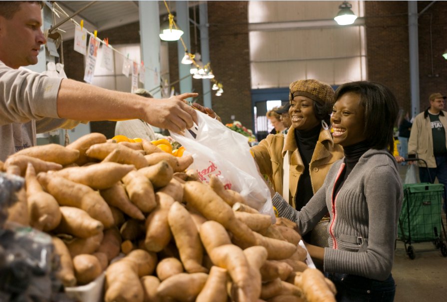EasternMarket's tweet photo. Celebrate the holidays in our warm &amp; inviting #EasternMkt sheds! https://t.co/44W91rvksp

#HolidayMarket Dates: Nov 22, 27, Dec 4, 11, 20 https://t.co/c0wVJORJVt