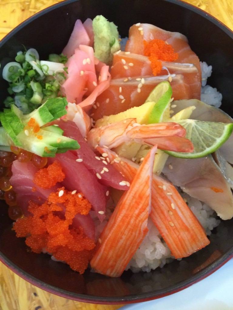 wekorat's tweet photo. Umai ร้านอาหารญี่ปุ่นเน้นซูชิ บนถนนโพธิ์กลาง ใกล้กับสี่แยกเต็กฮะ #wekorat #วงในพาแดก https://t.co/OCxvVsSnlv https://t.co/nQJym7KBkb