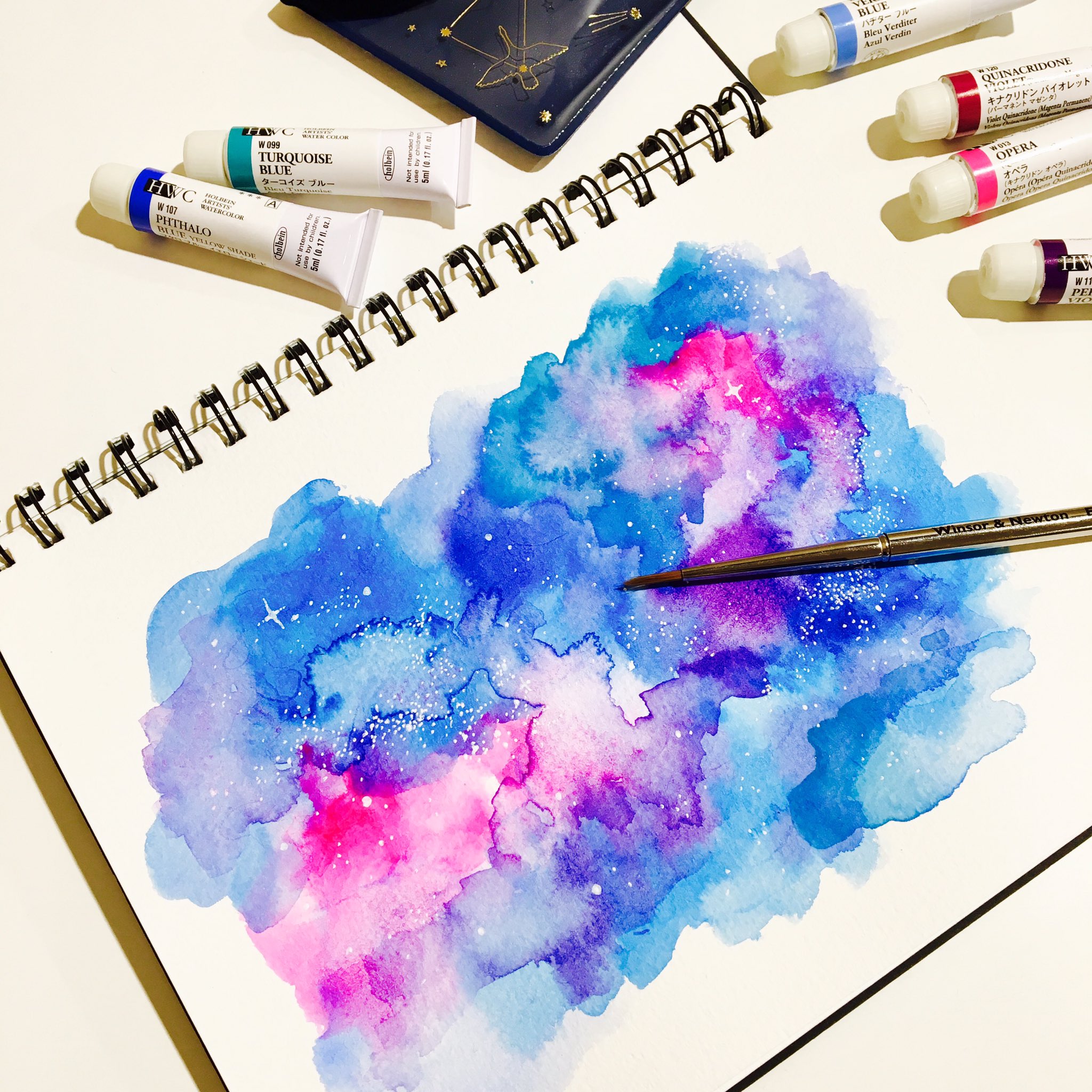 コトラモノラ トゥールズ コトラモノラ 星座柄の小さなケースに夜空色の水彩絵具 を詰め込んだ ミニ星の水彩セット ができました W Amp Nのコンパクトな携帯筆も入って 気軽に水彩を楽しめます グラデーションに白のペンで点を描けば あなただけの コトラモノラ トゥールズ コトラモノラ 星座柄の小さなケースに夜空色の水彩絵具 を詰め込んだ ミニ星の水彩セット ができました W Amp Nのコンパクトな携帯筆も入って 気軽に水彩を楽しめます グラデーションに白のペンで点を描けば あなただけの
