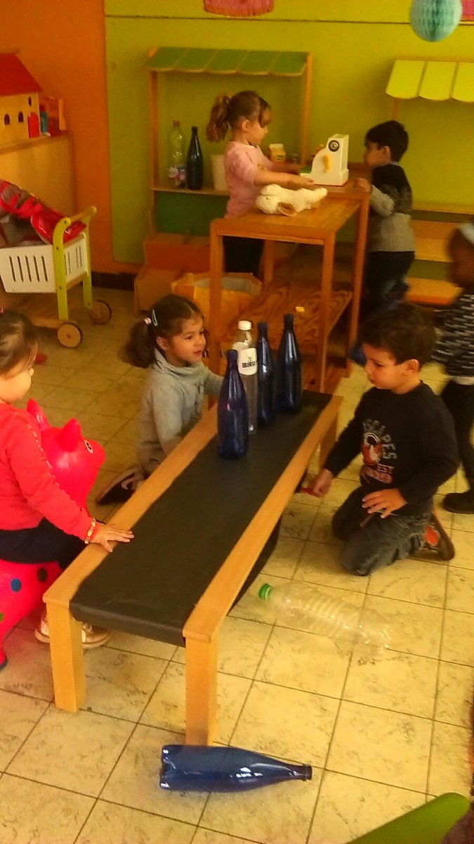 LiselotteVandeV's tweet photo. @BSGOMelgesdreef #winkel #echteleven #sterkonderwijs onze 1k-kleuters in actie met een winkelband , thema "flessen" https://t.co/jnefgkNUW0