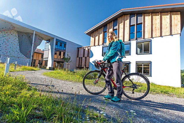 Antje v. Dewitz – Chefin <a href="/VAUDE_sport/">VAUDE (inaktiv)</a> – pendelt mit dem Rad zur Arbeit. Diese 9 Produkte helfen ihr, gut anzukommen: goo.gl/ATt2A3