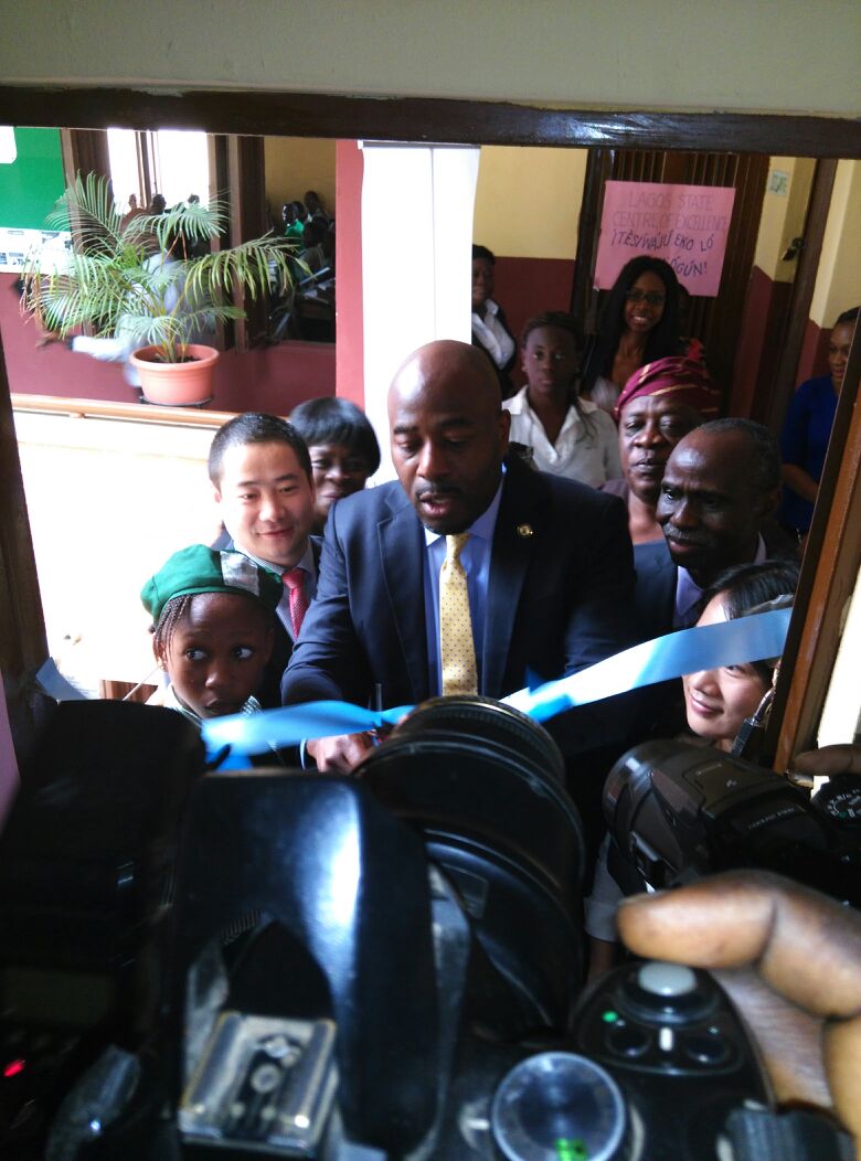 enviupdatelasg's tweet photo. The SA, Education, @felabankolemoh commissioning the library with other stakeholders. #Project350 https://t.co/97KNBiv6Um
