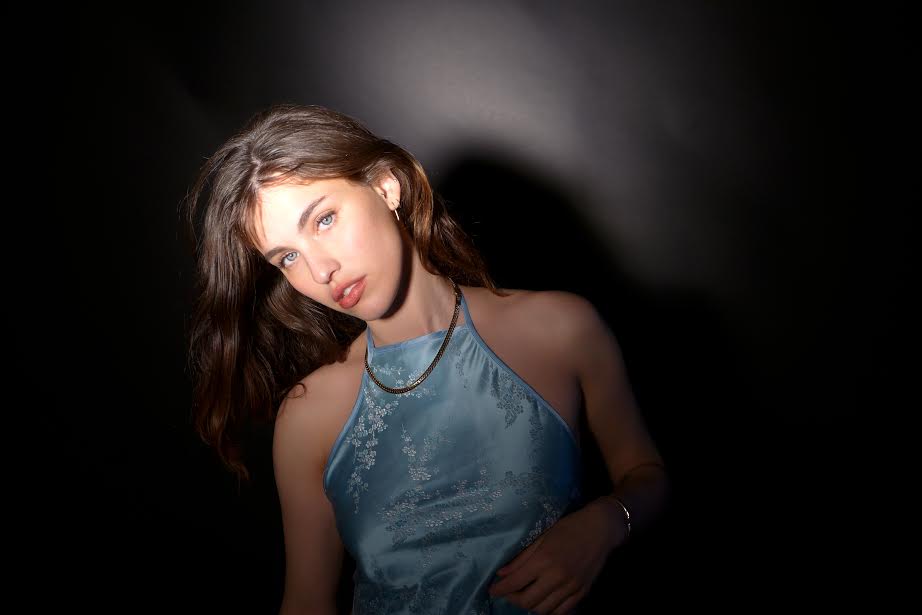 Rainsford's "Too Close” slowly simmers in its 90’s R&amp;B saunter bound over an amorphous perimeter of synth sound: tmblr.co/ZgRISl2EN5SM6