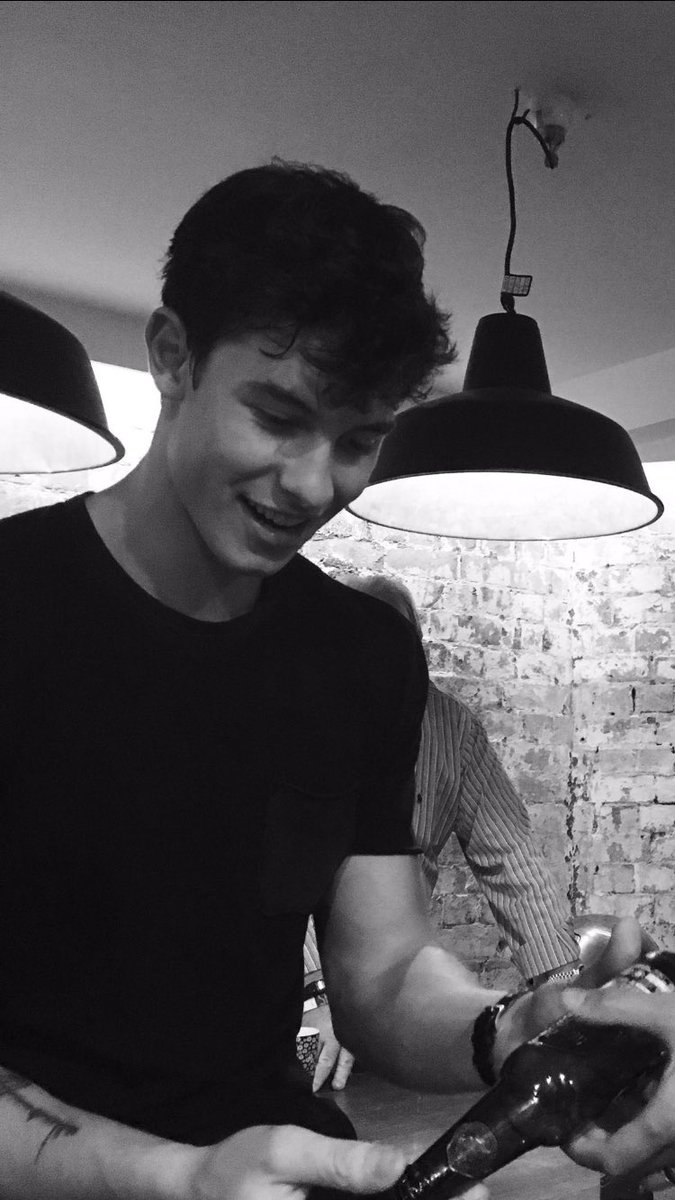 DailyMendesLife's tweet image. can't get over how good he looks with his hair like this