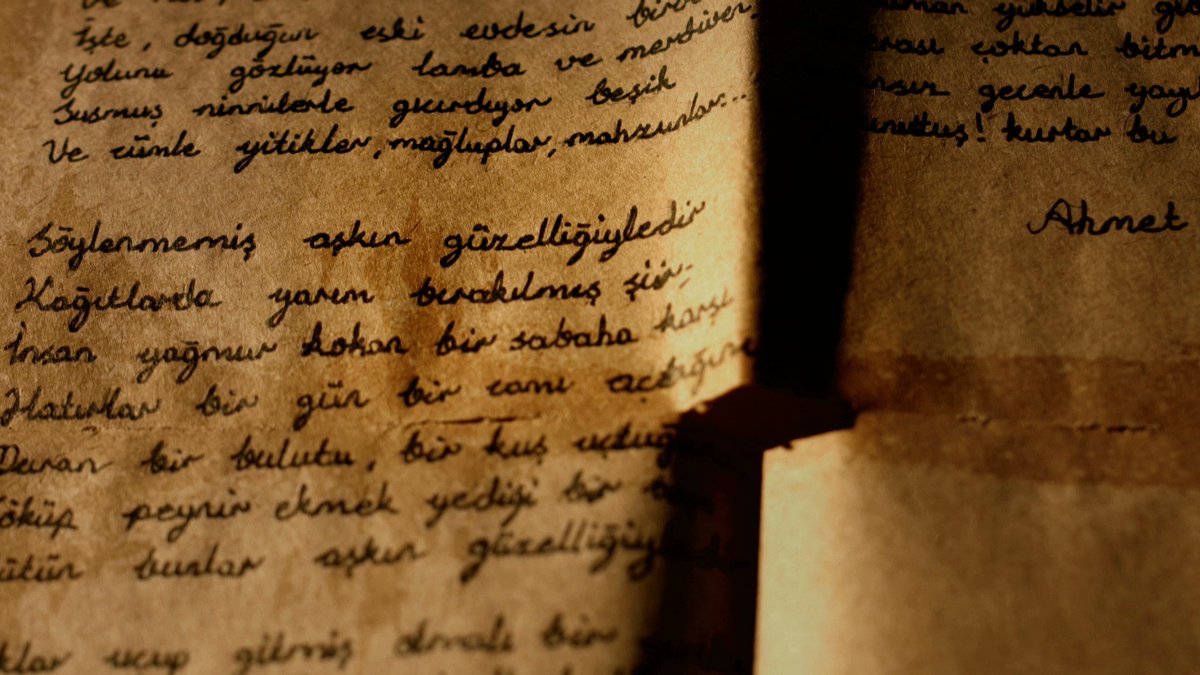 İnsan, yağmur kokan bir sabaha karşı
Hatırlar bir gün bir camı açtığını,