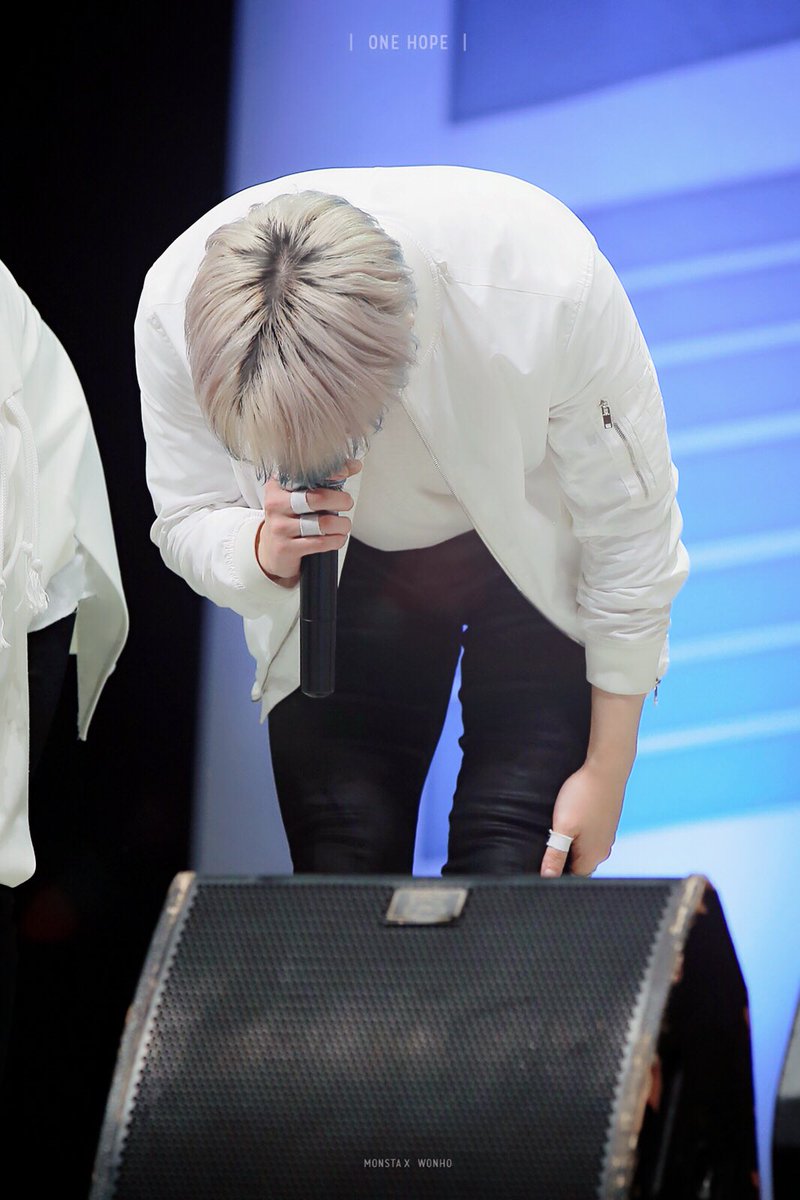 wonho_save's tweet photo. 언제 어디서나 항상 90도로 인사하는 원호 💙 너무 사랑스러워ㅠㅠㅠㅠㅠㅠㅠㅠㅠㅠ https://t.co/0hFjZtwgai