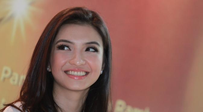Gerah Pakai Hijab, Raline Shah Menempel di AC dlvr.it/McdM6H