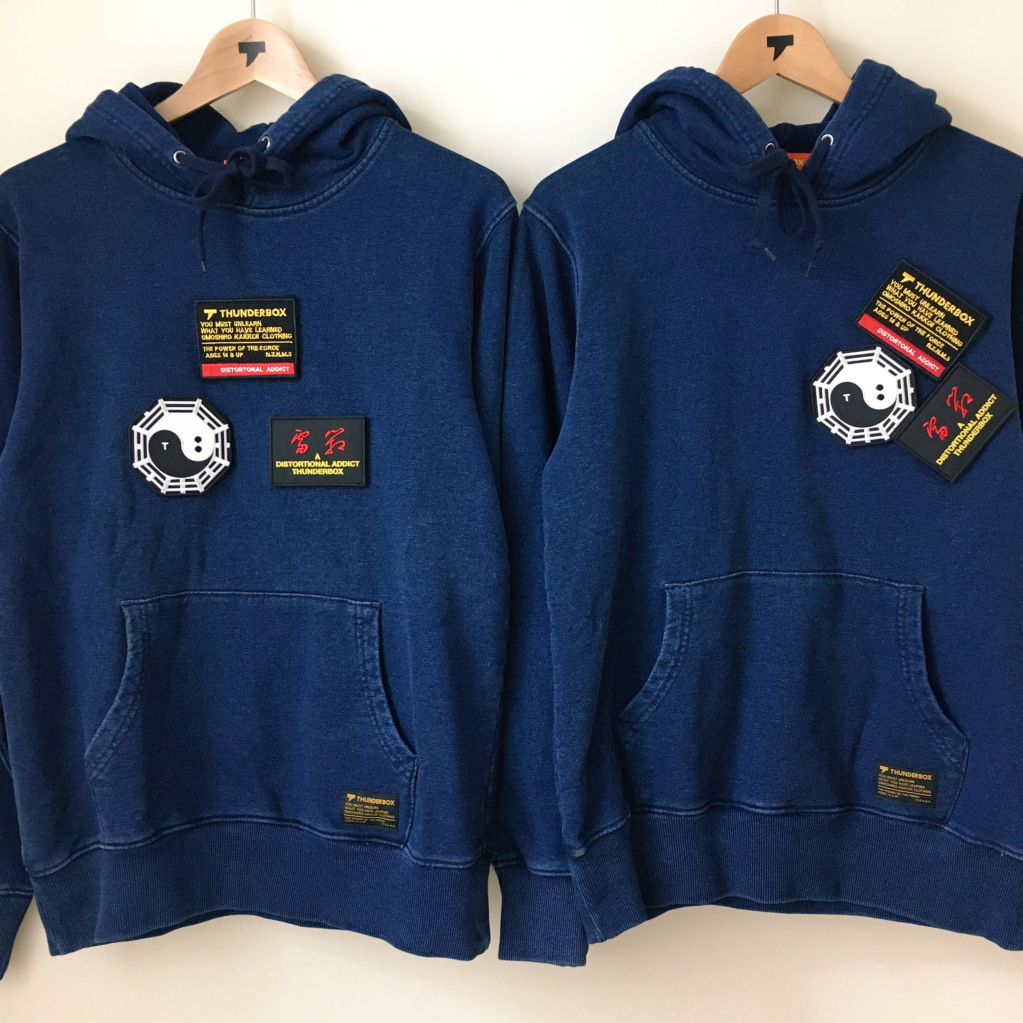 謎の店 A Twitter ging Hoodie フロントの3連ワッペンがベルクロで取り外し可能なインディゴ染めのパーカー ワッペン位置が通常と異なるspecial ging Ver が謎の店に入荷しました