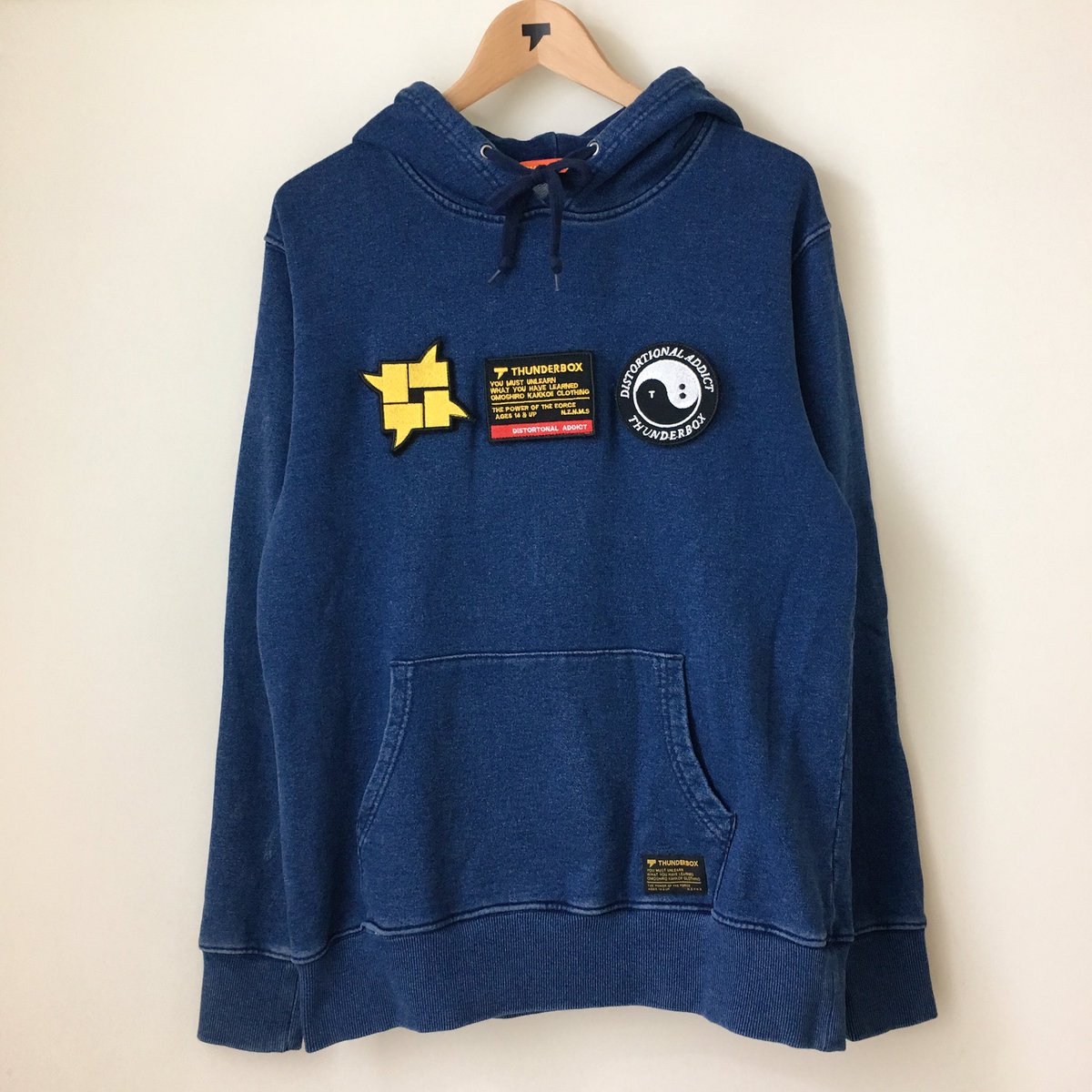 謎の店 A Twitter ging Hoodie フロントの3連ワッペンがベルクロで取り外し可能なインディゴ染めのパーカー ワッペン位置が通常と異なるspecial ging Ver が謎の店に入荷しました 謎の店 A Twitter ging Hoodie フロントの3連ワッペンがベルクロで取り外し可能なインディゴ染めのパーカー ワッペン位置が通常と異なるspecial ging Ver が謎の店に入荷しました