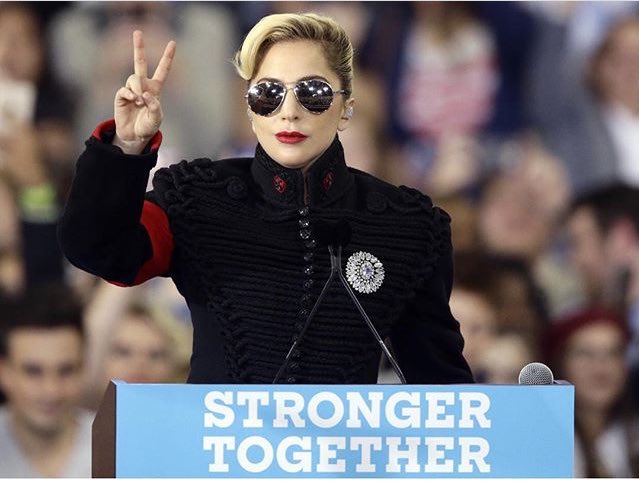 Леди гага и бейонсе. Hillary clinton lady gaga. Гага на суперкубке. Леди гага с микрофоном. Гага грэмми 2022.