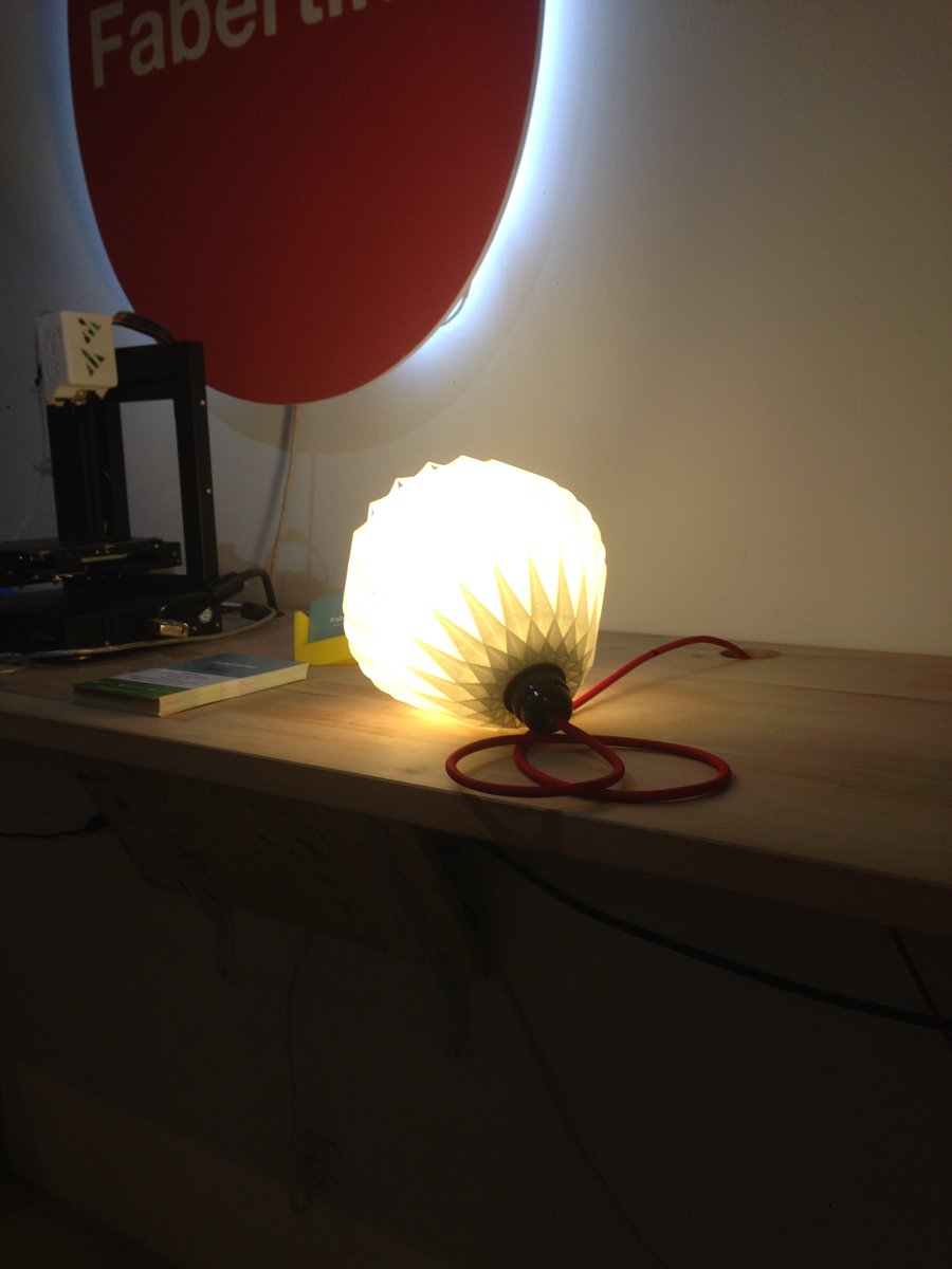 Asi quedo la Zuzanna Lamp por  LeFabShop, formando parte de nuestro espacio.
#3dprinting #impresion3D