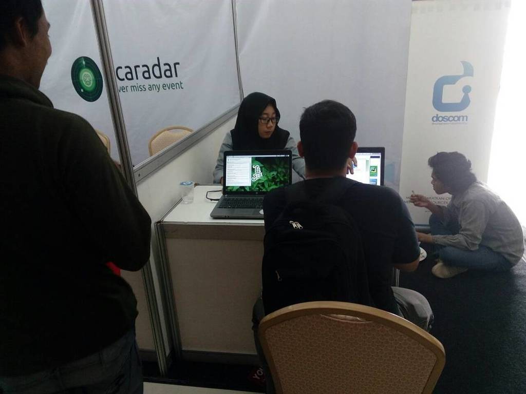 doscomedia's tweet image. Mas - masnya antusias banget buat nyobain racikan #TealinuxOS dari #doscom ... Yuk.. yg la… ift.tt/2fOisgc