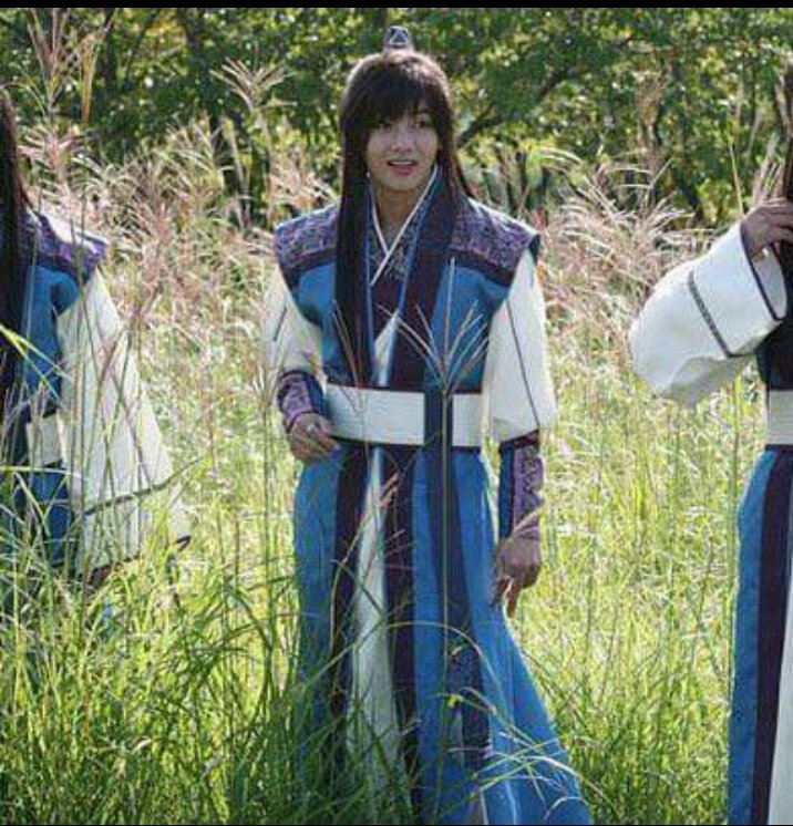 debcombo's tweet photo. our hansung looks so happy im so can't wait for hwarang i'm tellin yall taehyung gonna fuck it up with his acting skills 😍😍 https://t.co/n39j30TXEo