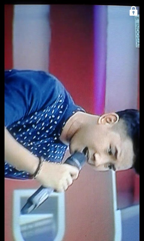 Aduh seneng bget ngeliat Dde <a href="/DA3_Rafly/">Muh.Rafly Heriawan</a> nyanyi lgi duet brng irwan 😄😄
DBOX ADA RAFLY