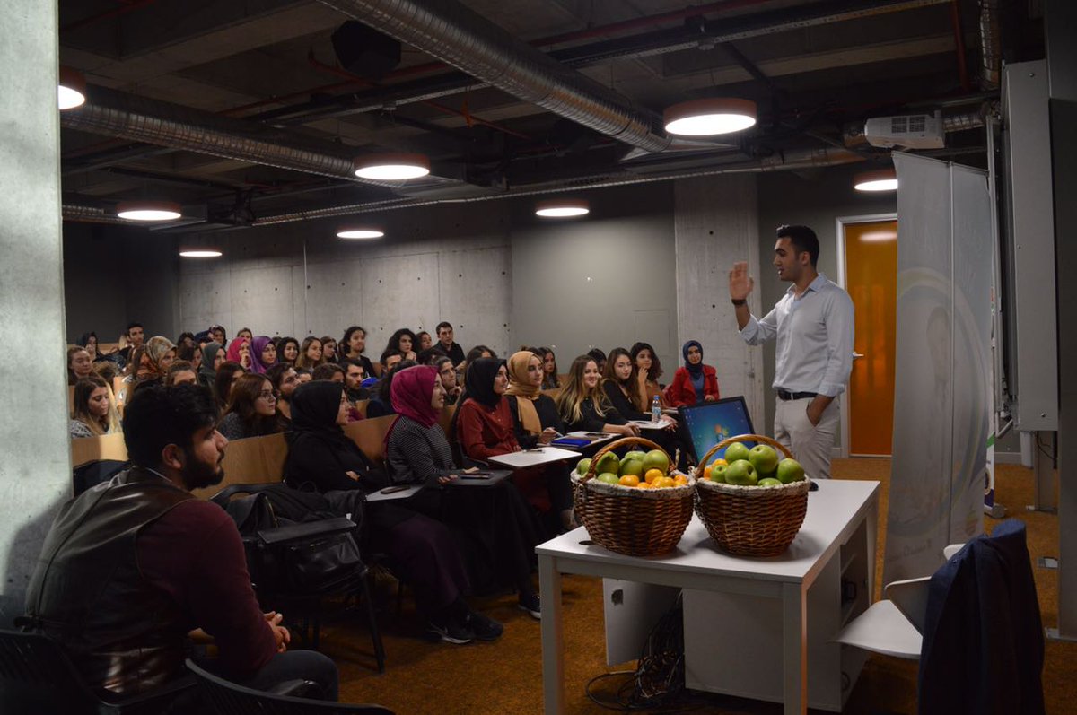 Beslenme ve Diyetetik Kulubü'nün davetlisi olarak gelen <a href="/dytemreuzun/">Uzman Diyetisyen Emre Uzun</a> ile kulüp üyeleri güzel bir söyleyişi gerçekleştirdiler.