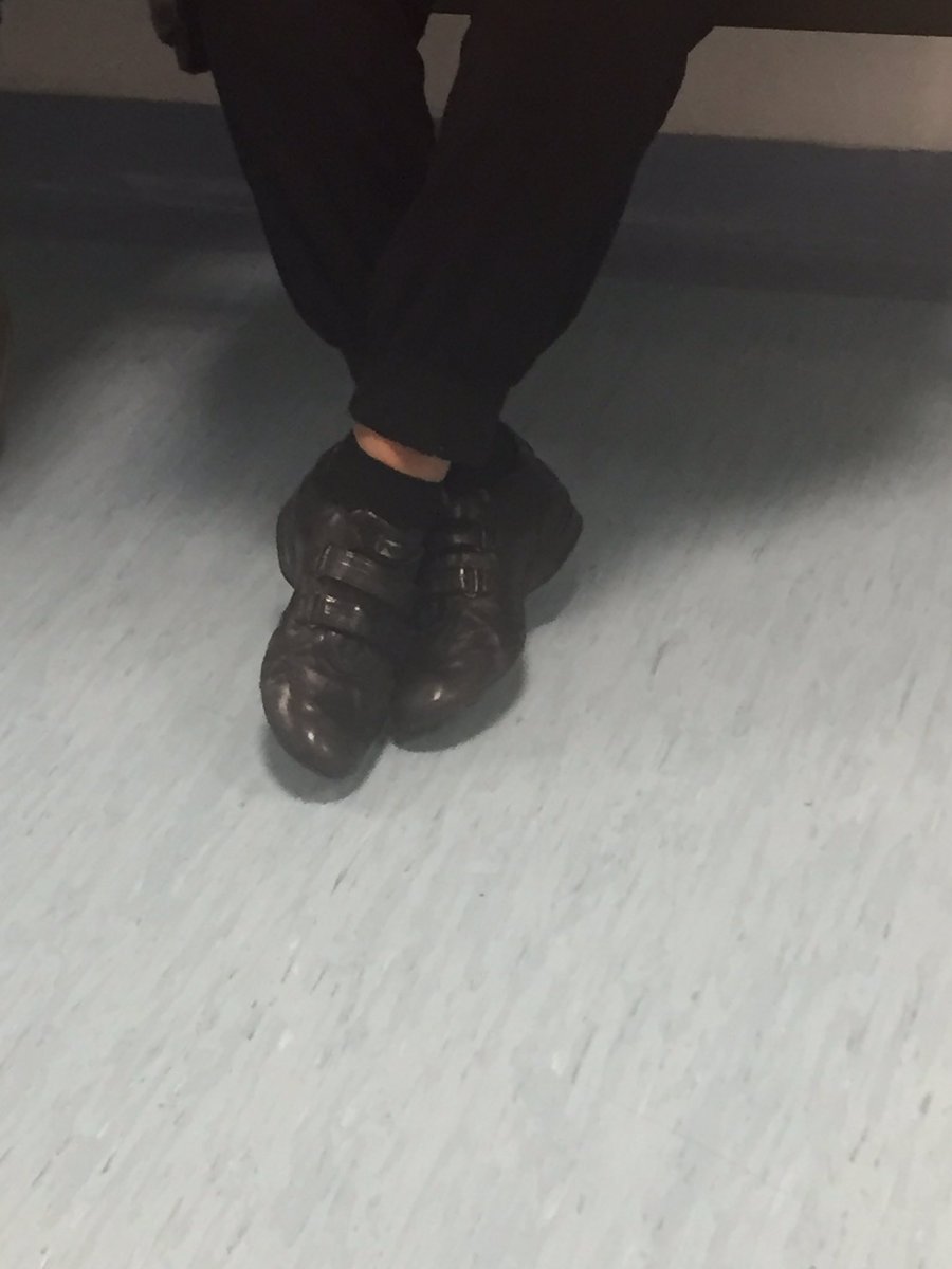 SocialWriters09's tweet photo. Va beh ma che problema hanno con le scarpe in questo ambulatorio? Ditemi! #scenedifashioncrimedaunambulatorio https://t.co/kkvVGXtvW0