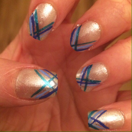 Inspired by Robin Moses – Blue Stripes kylienails87.wordpress.com/2016/11/08/ins…