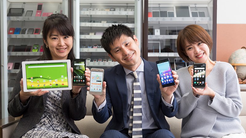 Au スマホ4機種とタブレット1機種の合計5機種が登場した Auの16年秋の新機種 これまでのモデルに比べてどこが進化を遂げたのか Au の広報担当者に直撃インタビュー T Co Awqokkpwui