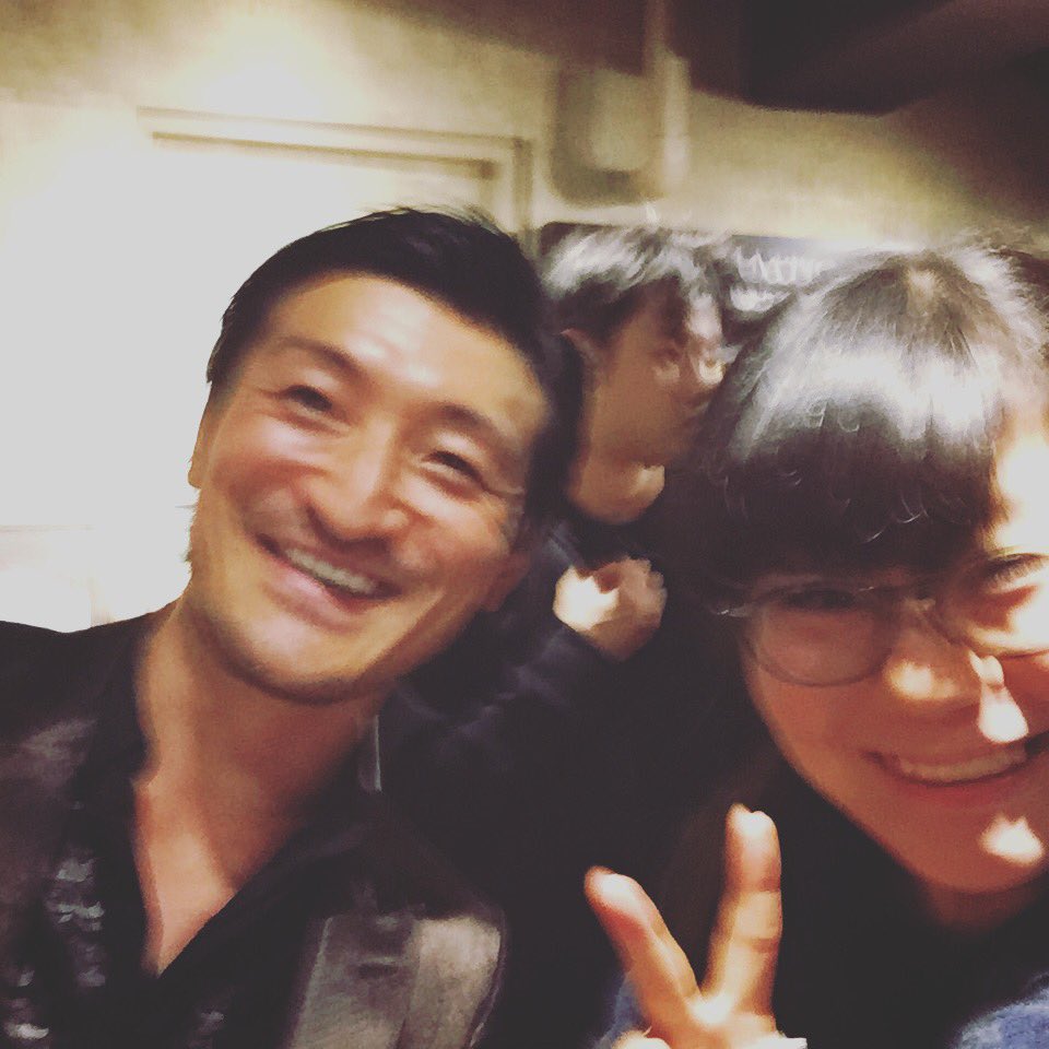 chan_pon11's tweet image. 『SLUM POLIS』DVD発売記念、テアトル新宿最終上映行ってきた。
映画めっちゃすごかったな〜
DVDでまた観よう。
どうしてもキム兄の写真が欲しくて撮ってもらったけど、ブレ方半端ない。笑
#SLUMPOLIS
#テアトル新宿