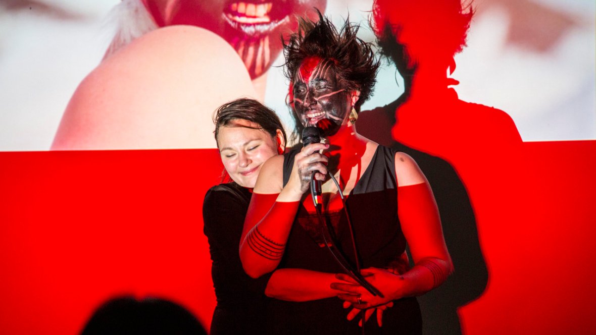 CanadaCouncil's tweet image. @tagaq teams up with @laakkuluk for 'incredibly intense' music video buff.ly/2evOPdB via @CBCNorth #callresponse @gruntgallery