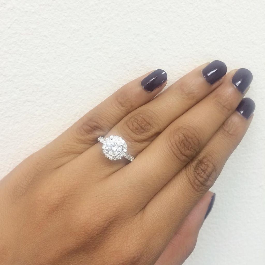 house_shiny's tweet photo. Classic diamond ring with a halO 💎😇 #classic #engagementring #beautiful #ring #rings #prop… https://t.co/j3gGYh1EJB https://t.co/f6a8H4MfFw